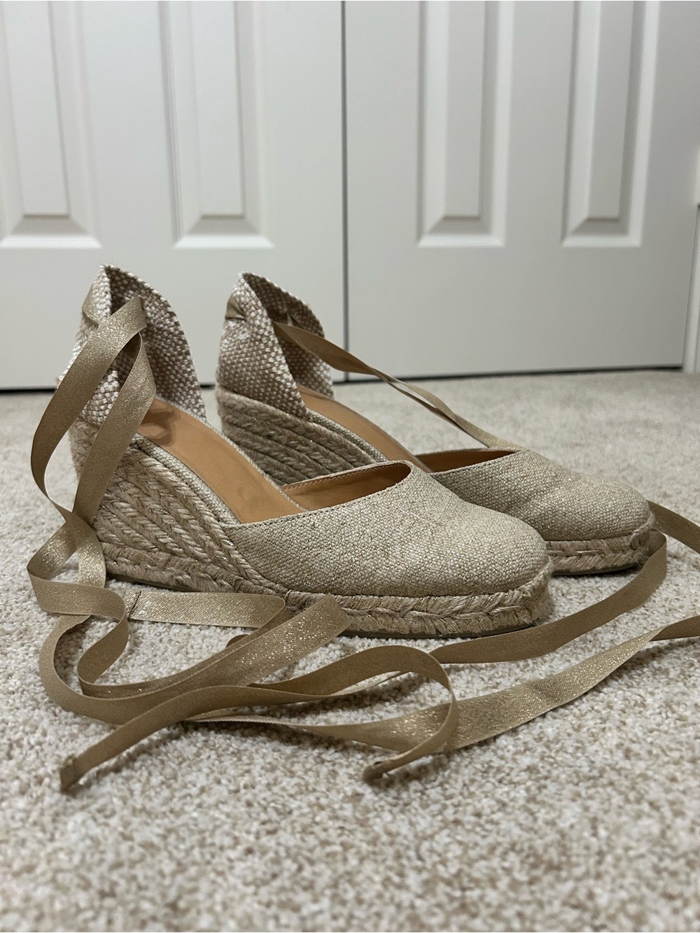 LIKE NEW Castaner Metallic Gold Espadrille Wedge Tie-Ankle Shoes sz9 bohemian
